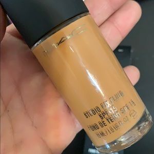 MAC studio fix fluid SPF 15 nc47
